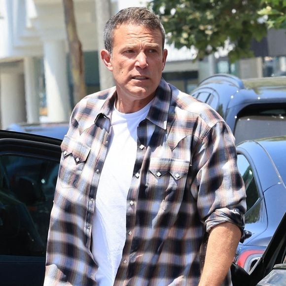 Exclusif - Ben Affleck, de nouveau avec son alliance, arrive au restaurant "Baltaire" à Los Angeles, le 5 juillet 2024 ©Backgrid USA / Bestimage