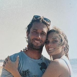 "Toi Romain, ma vie. Ma maison. On a vu des ciels bleus, traversé des tempêtes. Tu m’as aimée sous le soleil, et tu m’as aimée sous la pluie"

Camille Lou et son chéri sur Instagram.