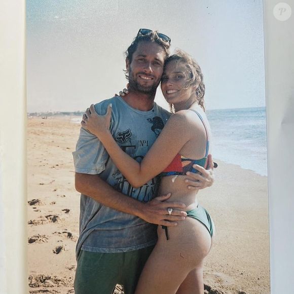 "Toi Romain, ma vie. Ma maison. On a vu des ciels bleus, traversé des tempêtes. Tu m’as aimée sous le soleil, et tu m’as aimée sous la pluie"

Camille Lou et son chéri sur Instagram.
