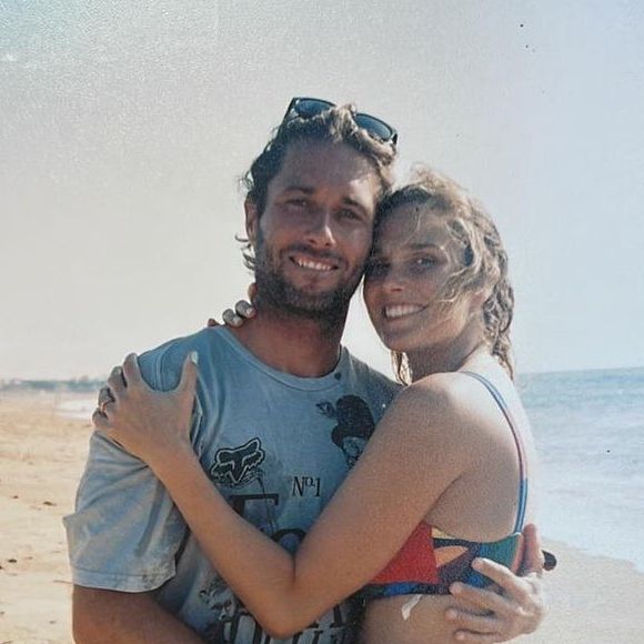 "Toi Romain, ma vie. Ma maison. On a vu des ciels bleus, traversé des tempêtes. Tu m’as aimée sous le soleil, et tu m’as aimée sous la pluie"

Camille Lou et son chéri sur Instagram.