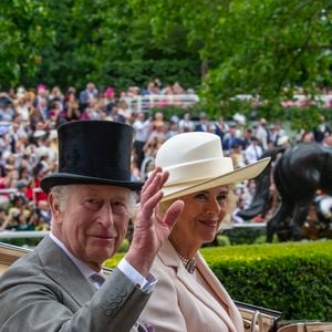 Le roi Charles III d'Angleterre et Camilla Parker Bowles, reine consort d'Angleterre, assistent à la dernière journée des courses hippiques Royal Ascot le 22 juin 2024.