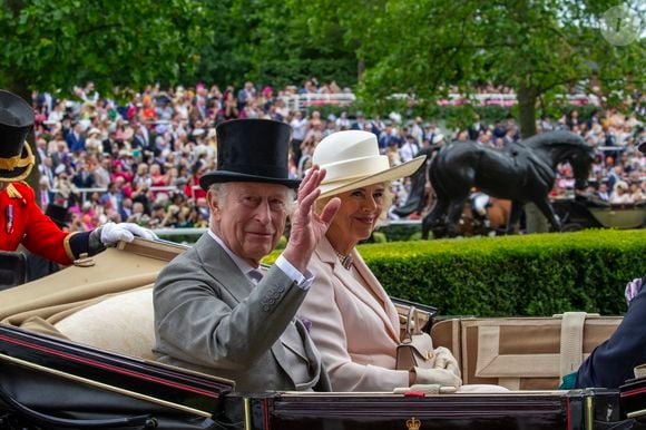 Le roi Charles III d'Angleterre et Camilla Parker Bowles, reine consort d'Angleterre, assistent à la dernière journée des courses hippiques Royal Ascot le 22 juin 2024.