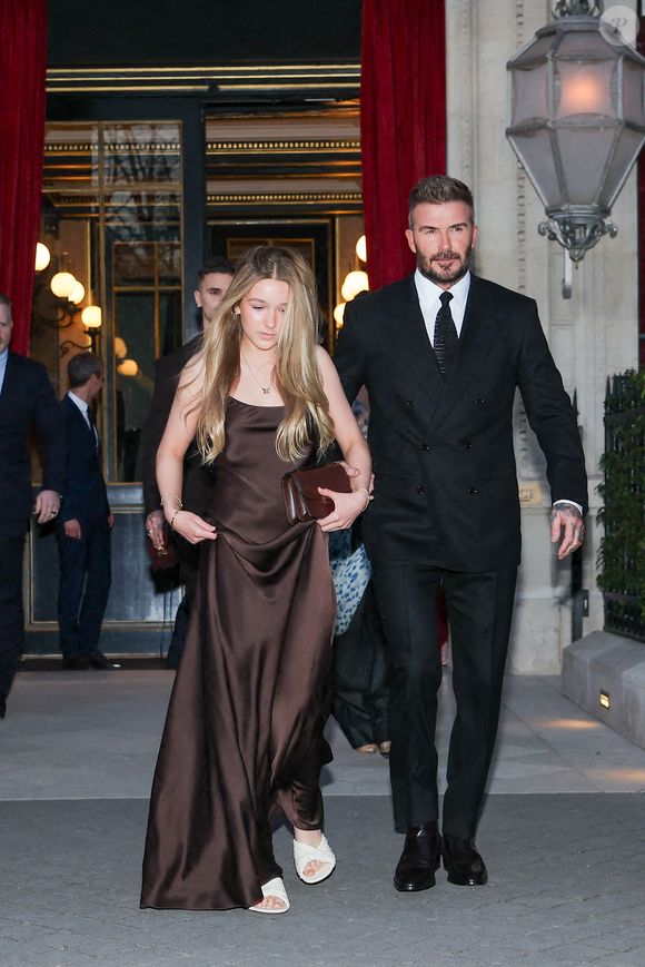 David Beckham et sa fille Harper Seven sortent de l'hôtel La Réserve Paris - Hotel and Spa pour se rendre au défilé de Victoria en marge de la Fashion Week de Paris (PFW), à Paris, France, le 7 mars 2025. © Cyril Moreau/Bestimage