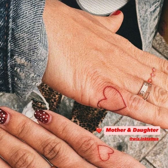 Ce vendredi 4 avril 2025, Alizée a vécu une expérience unique avec sa fille aînée qui l'a fièrement mis à l'honneur via sa story Instagram ! Et pour cause, les deux femmes se sont tatouées un adorable petit coeur (similaire) sur leur auriculaire.