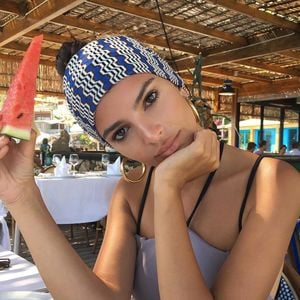 Emily Ratajkowski et une pastèque Instagram