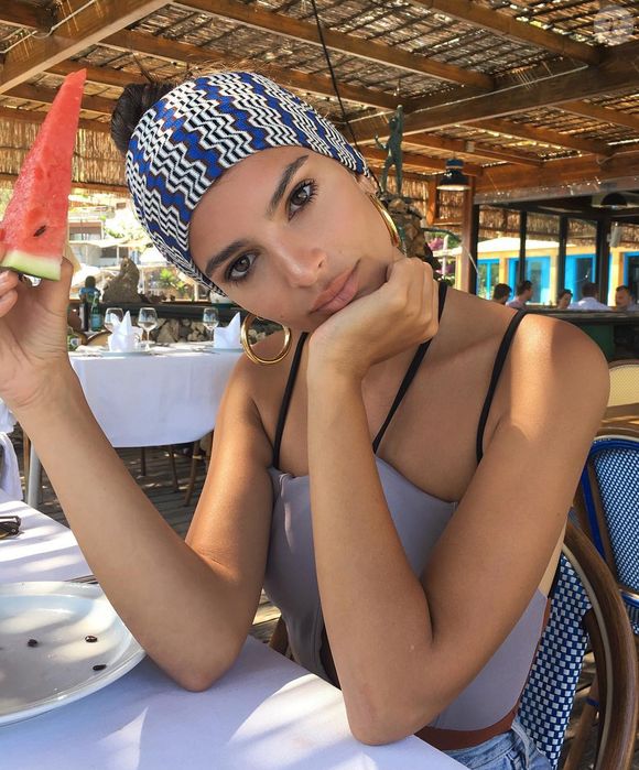Emily Ratajkowski et une pastèque Instagram