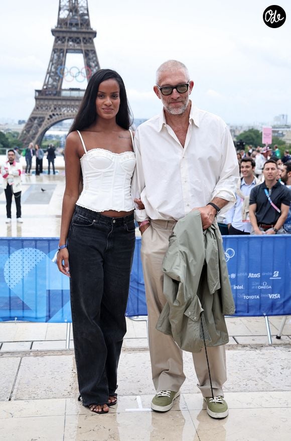 En couple depuis 2023, Vincent Cassel et Narah Baptista savourent leur bonheur de jeunes parents.

Vincent Cassel et Narah Baptista arrivent au Trocadéro avant la cérémonie d'ouverture des Jeux Olympiques de Paris 2024, le 26 juillet 2024.

Photo de Abaca Press