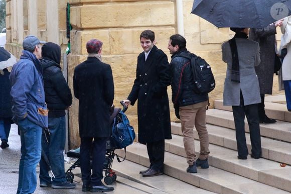 Ses parents se sont exprimés en ce titre jour : "Cela fait deux ans que la disparition d'Emile a déchiré nos vies, que le sol s'est dérobé sous nos pieds et que nous avons été noyés dans l'angoisse. Rien ne nous aura été épargné"

Colomban Soleil, le père de Emile - Obsèques du petit Emile à la basilique Sainte-Marie-Madeleine de Saint-Maximin-la-Sainte-Baume dans le Var le 8 février 2025.
Au printemps 2024, soit neuf mois après la disparition d'Emile, une randonneuse a finalement retrouvé le crâne de l'enfant près du hameau du Haut-Vernet. Lors d'une conférence de presse à Aix-en-Provenche, le procureur Jean-Luc Blachon avait révélé que "certains vêtements que portait Emile le jour de sa disparition", avaient été retrouvés, "éparpillés sur quelques dizaines de mètres" près d'un ruisseau.

© Franz Chavaroche / Bestimage