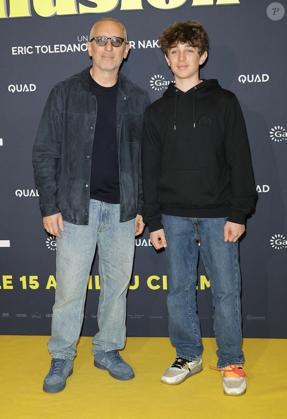 Gad Elmaleh et son fils Raphaël - Première du film "Juste une illusion" au cinéma Le Grand Rex à Paris le 22 mars 2026. © Coadic Guirec/Bestimage