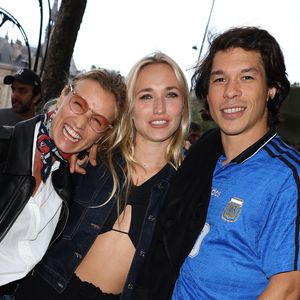 Elle explique : "Je ne remercierai jamais assez ma fille, Chloé, de m'avoir soufflé cette décision. Nous avions envisagé qu'après son bac, elle passe un an à Londres. Mais en 2013, elle n'était qu'en troisième"

Alexandra Lamy, Chloé Jouannet et son compagnon Sandor Funtek - Avant-première du film "Nouveau Monde" au Cinéma Espace Saint-Michel à Paris le 19 juin 2024. © Coadic Guirec/Bestimage