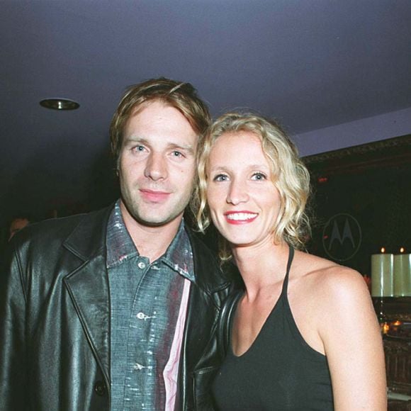 "Je ne sais pas si tu te souviens mais on habitait Rue des Rigoles dans le 20e arrondissement (de Paris, ndlr) et je pense que Chloé avait peut-être entre 6 et 9 mois. Et on aimait bien aller au restaurant...Mais avec un bébé c'était pas facile !"

Thomas Jouannet et Alexandra Lamy, soirée Motorola au VIP Room.RINDOFF-BORDE / BESTIMAGE