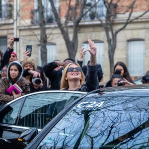 Elle défendra les couleurs de l'Hexagone le 17 mai prochain en Suisse.

La chanteuse Louane (Louane Emera) aux arrivées au défilé Miu Miu Mode Féminine Prêt-À-Porter Automne/Hiver 2025-2026 lors de la Fashion Week de Paris (PFW) au Conseil économique et social Palais de Iéna, à Paris, France, le 11 mars 2025. © Yoann Ouahcene/Bestimage