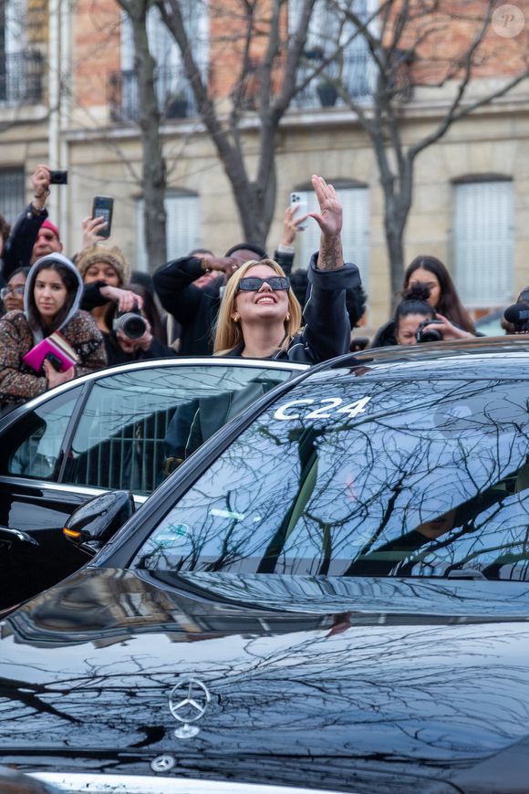 Elle défendra les couleurs de l'Hexagone le 17 mai prochain en Suisse.

La chanteuse Louane (Louane Emera) aux arrivées au défilé Miu Miu Mode Féminine Prêt-À-Porter Automne/Hiver 2025-2026 lors de la Fashion Week de Paris (PFW) au Conseil économique et social Palais de Iéna, à Paris, France, le 11 mars 2025. © Yoann Ouahcene/Bestimage