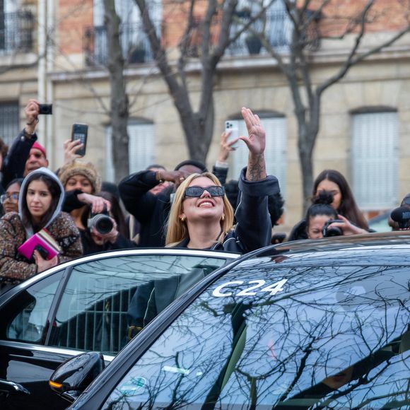 Elle défendra les couleurs de l'Hexagone le 17 mai prochain en Suisse.

La chanteuse Louane (Louane Emera) aux arrivées au défilé Miu Miu Mode Féminine Prêt-À-Porter Automne/Hiver 2025-2026 lors de la Fashion Week de Paris (PFW) au Conseil économique et social Palais de Iéna, à Paris, France, le 11 mars 2025. © Yoann Ouahcene/Bestimage