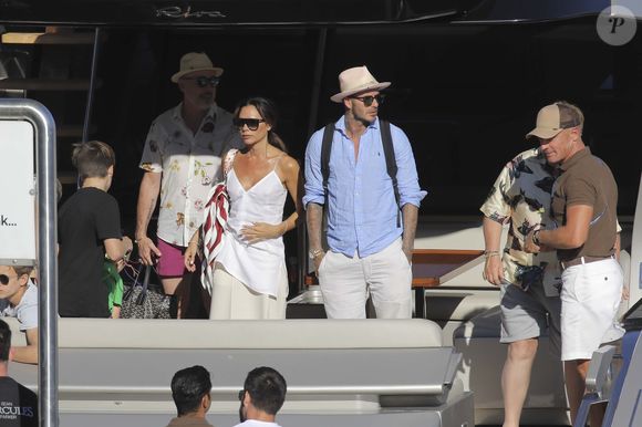 David Beckham, sa femme Victoria Beckham avec leurs enfants Brooklyn, Romeo, Cruz et Harper, Sir Elton John, son mari David Furnish et leurs enfants Zachary et Elijah descendent du yacht d'Elton John après avoir déjeuner au restaurant La Guérite - Cannes sur l'île Sainte-Marguerite pendant leurs vacances sur la Côte d'Azur,France, le 28 août 2018. Photo par Agence / Bestimage