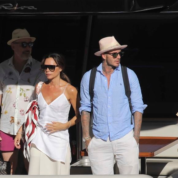 David Beckham, sa femme Victoria Beckham avec leurs enfants Brooklyn, Romeo, Cruz et Harper, Sir Elton John, son mari David Furnish et leurs enfants Zachary et Elijah descendent du yacht d'Elton John après avoir déjeuner au restaurant La Guérite - Cannes sur l'île Sainte-Marguerite pendant leurs vacances sur la Côte d'Azur,France, le 28 août 2018. Photo par Agence / Bestimage