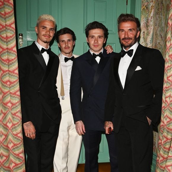 David Beckham, Brooklyn Beckham, Romeo Beckham et Cruz Beckham à l'anniversaire des 50 ans de Victoria Beckham le 20 avril 2024, au club Oswald's à Londres.