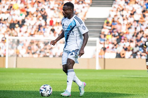 Plus précisément à Paray-Vieille-Poste, dans l'Essonne.

Moses Simon (Paris FC) - Match de football en ligue 1 McDonald's :Angers l'emporte 1 - 0 face à Paris FC au Stade Raymond Kopa le 17 août 2025

Baptiste Autissier / PsnewZ / Bestimage