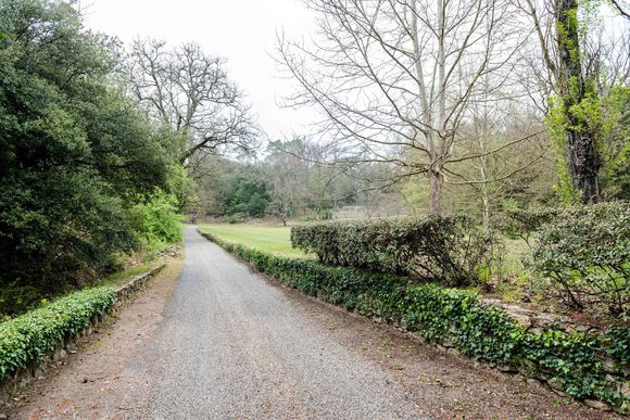Entre confusion, coups de fil inattendus et demandes d’autographes, ce quiproquo devient presque un atout commercial. 

Domaine du Canadel à Brignoles. Le 29 avril 2021. L'acteur hollywoodien George Clooney et son épouse, l'avocate Amal, deviendront propriétaires d'un domaine de 170 hectares situé dans le sud de la France à Brignoles.  Photo by Florian Escoffier/ABACAPRESS.COM