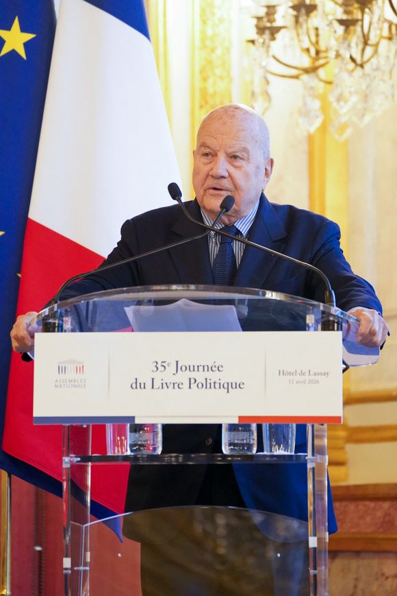 Marc Ladreit de Lacharrière prononce un discours lors de la 35ème Journée du Livre Politique à l'Assemblée Nationale (Hôtel de Lassay) à Paris le 11 avril 2026.
© Anne-Sophie Guebey / Bestimage