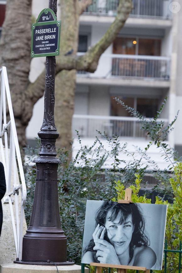 Une plaque commémorative a été installée, indiquant ses dates et sa carrière de chanteuse, comédienne et réalisatrice.

Inauguration de la passerelle Jane Birkin devant les 41-43 quai de Valmy à Paris le 13 décembre 2025.

© Cyril Moreau / Bestimage