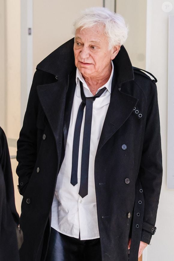 L'animateur de radio et de télévision Laurent Boyer arrive, accompagné de son avocate Marie-Alix Canu-Bernard, au tribunal judiciaire de Paris, France, le 30 mars 2026 lors d'une suspension de séance dans son procès pour violences conjugales et harcèlement. Laurent Boyer est accusé par une ancienne compagne de violences conjugales habituelles, de harcèlement et d'enregistrement non consenti d'images intimes. © Julien Sarkissian/Bestimage
