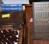 Vendu au prix de 35 euros, ce bel ouvrage de cuisine se veut être un véritable guide pratique et innovant. 

Exclusif - Le Chef Alain Ducasse dédicace son livre "Chocolat" à la Galerie Galignani à Paris le 5 Octobre 2026. © Bertrand Rindoff / Bestimage