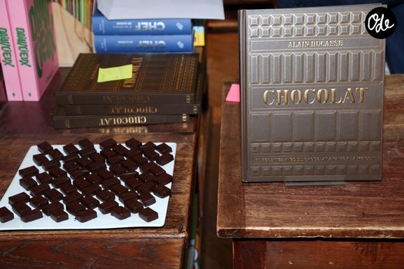 Vendu au prix de 35 euros, ce bel ouvrage de cuisine se veut être un véritable guide pratique et innovant. 

Exclusif - Le Chef Alain Ducasse dédicace son livre "Chocolat" à la Galerie Galignani à Paris le 5 Octobre 2026. © Bertrand Rindoff / Bestimage
