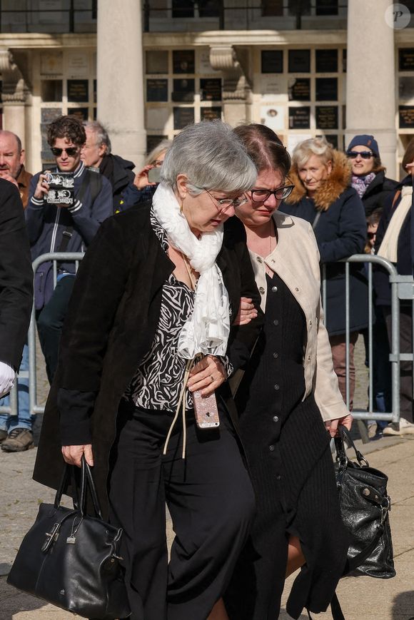 Les proches d'Emilie Dequenne aux arrivées des obsèques d'Emilie Dequenne au cimetière Père Lachaise à Paris, France, le 26 mars 2025. © Cyril Moreau/Bestimage