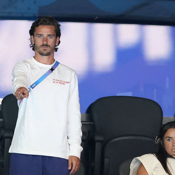 Antoine Griezmann et sa femme Erika Choperena - Célébrités assistent à la victoire de Léon Marchand qui devient champion Olympique sur 400 m 4 nages lors des Jeux Olympiques de Paris 2024 (JO) à Paris La Defense Arena à Nanterre le 28 juillet 2024. © Dominique Jacovides-Pierre Perusseau/Bestimage