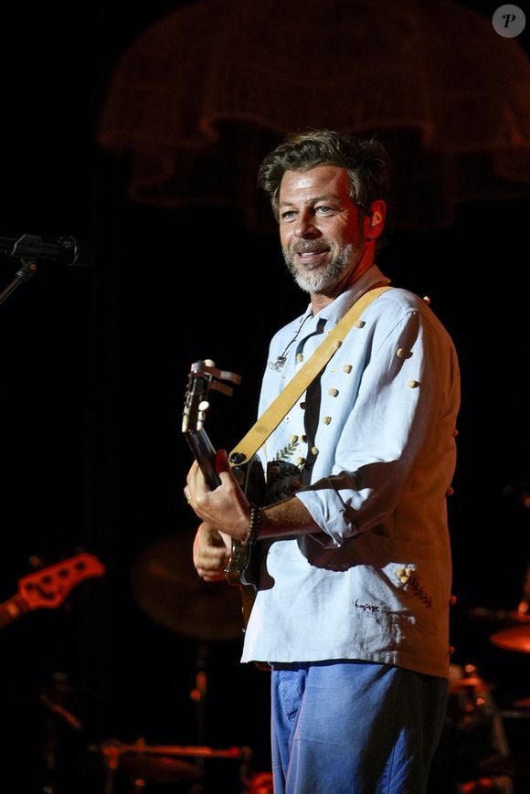 Le chanteur Christophe Maé en concert sur la scène du festival les vendanges musicales, au Château de Charnay.