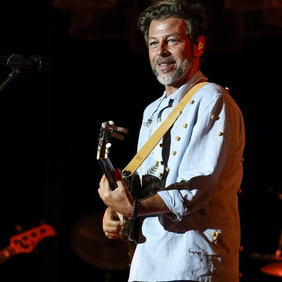 Le chanteur Christophe Maé en concert sur la scène du festival les vendanges musicales, au Château de Charnay.