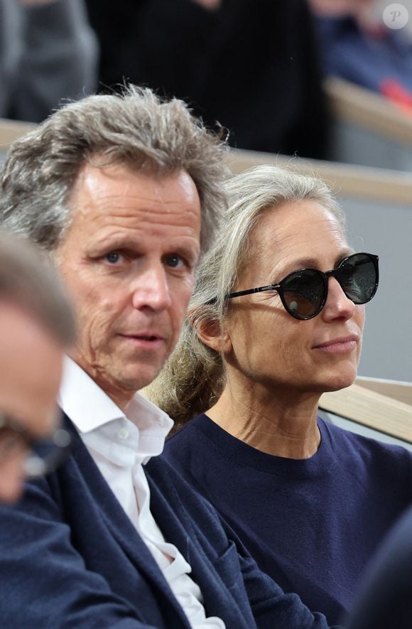 Et il faudra attendre le 7 septembre prochain pour la retrouver sur M6, dans sa nouvelle émission baptisée "Le 20.20", diffusée le dimanche soir à 20h20.

Anne-Sophie Lapix et son mari Arthur Sadoun en tribunes lors des Internationaux de France de Tennis de Roland Garros 2025, à Paris, France, le 6 juin 2025. © Jacovides-Moreau/Bestimage