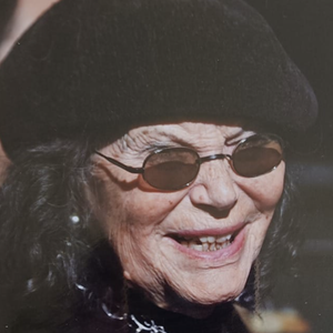 Claudia Cardinale et sa fille Claudia Squitieri vivent ensemble à Nemours dans une maison historique devenue un lieu culturel, une résidence d'artiste, qui abrite aussi un restaurant et des gîtes.