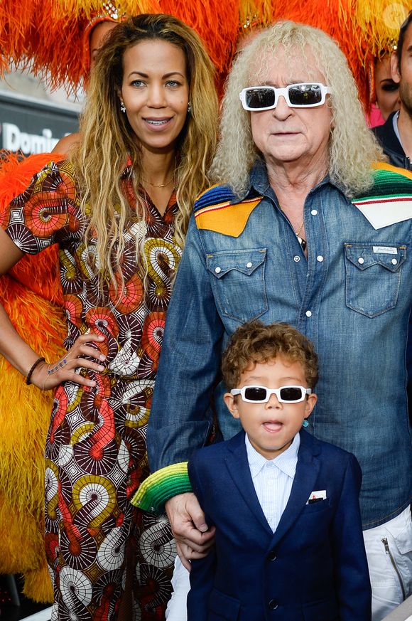 Qui vient le rejoindre chez lui, dans une hacienda en plein désert vers Palm Springs, tous les week-ends 
Michel Polnareff, sa compagne Danyellah et leur fils Louka - Le chanteur français Michel Polnareff fête son 72ème anniversaire en présence des danseuses du Moulin-Rouge et donne le départ de la deuxième étape de la 103ème édition de la course cycliste du tour de France le 3 Juillet 2016, entre Saint-Lo et Cherbourg-en-Cotentin, en Normandie. © Coadic Guirec / Bestimage