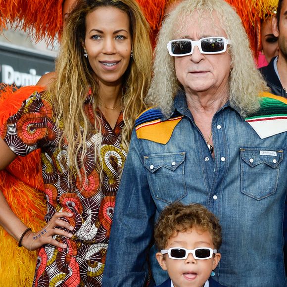 Qui vient le rejoindre chez lui, dans une hacienda en plein désert vers Palm Springs, tous les week-ends 
Michel Polnareff, sa compagne Danyellah et leur fils Louka - Le chanteur français Michel Polnareff fête son 72ème anniversaire en présence des danseuses du Moulin-Rouge et donne le départ de la deuxième étape de la 103ème édition de la course cycliste du tour de France le 3 Juillet 2016, entre Saint-Lo et Cherbourg-en-Cotentin, en Normandie. © Coadic Guirec / Bestimage