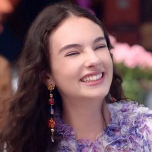Lors de l’échange, la journaliste lui a demandé : "Monica, quel genre de maman êtes-vous ?" L’actrice de 61 ans a répondu avec humour : "Une maman italienne, la honte ! Parce que ce sont des mamans qui sont un peu trop présentes !"

Deva Cassel, la fille de Monica Bellucci et Vincent Cassel, égérie de la campagne du parfum "Dolce Lily" de Dolce & Gabbana. Milan. Le 22 mai 2022. Dolce & Gabbana via Bestimage