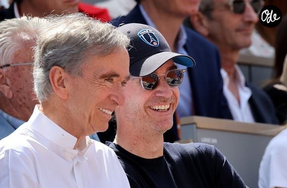 Bernard Arnault avec son fils Antoine Arnault - Célébrités dans les tribunes de la finale homme des Internationaux de France de Tennis de Roland Garros 2026 le 7 juin 2026. © Jacovides-Moreau/Bestimage