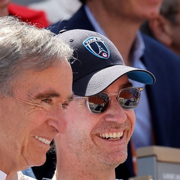 Bernard Arnault avec son fils Antoine Arnault - Célébrités dans les tribunes de la finale homme des Internationaux de France de Tennis de Roland Garros 2026 le 7 juin 2026. © Jacovides-Moreau/Bestimage