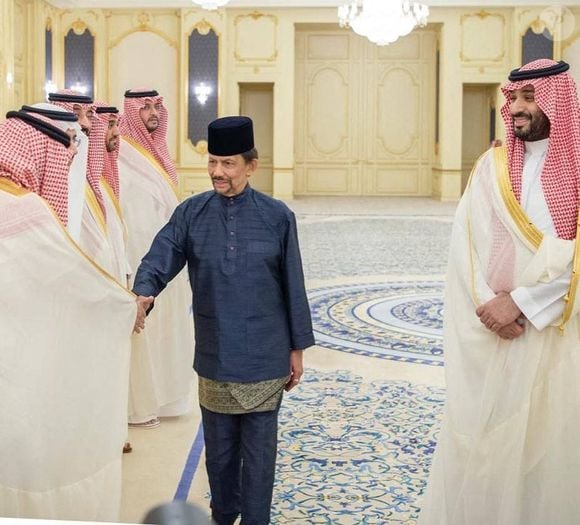 Et l’hôtel, partiellement classé aux monuments historiques compte parmi ses voisins l’émir du Qatar, Hamid Ibn Khalifa Al-Thani, propriétaire de l’hôtel Évreux, situé au n°19.

Le prince héritier saoudien Mohammed bin Salman rencontre le sultan de Brunei Darussalam à Djeddah, Arabie saoudite, le 14 avril 2023. 

Photo : Imago/Panoramic/Bestimage