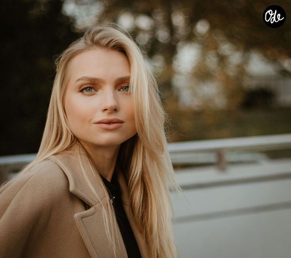 Des experts de la coiffure confirment que la raie sur le côté insuffle un volume immédiat sur le sommet de la tête.