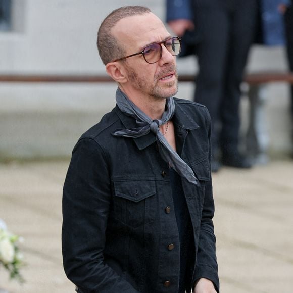 Calogero - Sortie des obsèques de l'auteure-compositrice-interprète et actrice française Françoise Hardy au crématorium du cimetière du Père-Lachaise à Paris, France, le 20 juin 2024. © Jacovides-Moreau/Bestimage