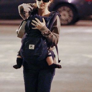 Natalie Portman, Benjamin Millepied et son fils Aleph ont été aperçus alors qu'ils faisaient des courses à Los Angeles, CA, USA le 30 novembre 2011. Photo Ramey Agency/ABACAPRESS.COM