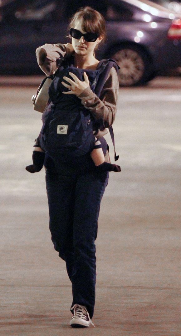 Natalie Portman, Benjamin Millepied et son fils Aleph ont été aperçus alors qu'ils faisaient des courses à Los Angeles, CA, USA le 30 novembre 2011. Photo Ramey Agency/ABACAPRESS.COM