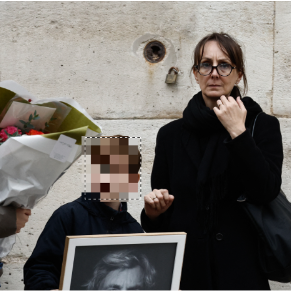 Après un premier adieu, une cérémonie exceptionnelle s'est tenue à Paris le 13 novembre 2025.

Exclusif - Valérie Keruzoré (femme de Tcheky Karyo) et leurs enfants Louise et Hélios - La famille et les proches de Tchéky Karyo à la sortie de l'hommage en l'église Saint Roch à Paris le 13 novembre 2025. AGENCE / BESTIMAGE