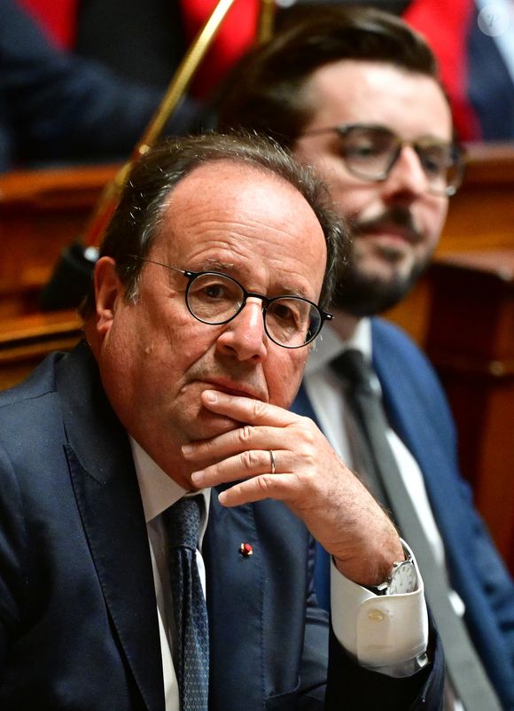 ce dernier s'est exprimé comme rarement sur son épouse et s'il lui rendait souvent visite sur les tournages :

François Hollande lors d'une séance de questions au gouvernement à l'Assemblée nationale à Paris, France, le 8 avril 2025. © Christian Liewig / Bestimage