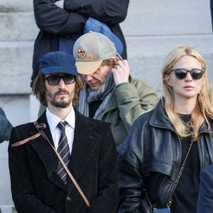 De nombreuses personnalités étaient présentes aux obsèques d'Emilie Dequenne, Virginie Efira et son compagnon Niels Schneider notamment

Anne Marivin, Alex Lutz, Virginie Efira, Niels Schneider et Gray Orsatelli à la sortie des obsèques d'Emilie Dequenne au cimetière Père Lachaise à Paris, France, le 26 mars 2025. © Cyril Moreau/Bestimage