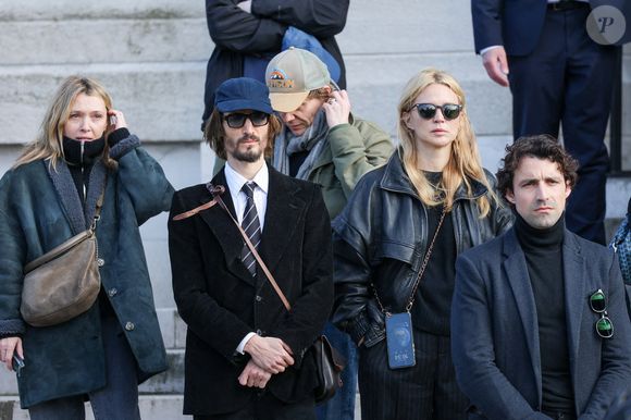 De nombreuses personnalités étaient présentes aux obsèques d'Emilie Dequenne, Virginie Efira et son compagnon Niels Schneider notamment

Anne Marivin, Alex Lutz, Virginie Efira, Niels Schneider et Gray Orsatelli à la sortie des obsèques d'Emilie Dequenne au cimetière Père Lachaise à Paris, France, le 26 mars 2025. © Cyril Moreau/Bestimage
