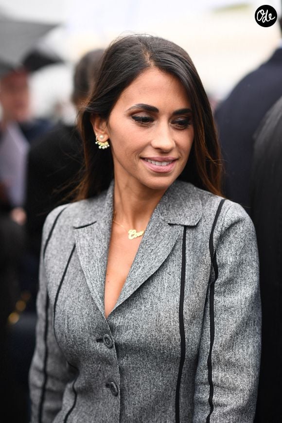 Antonela Roccuzzo - Sorties du défilé Dior Collection Femme Prêt-à-porter Printemps/Eté 2023 lors de la Fashion Week de Paris, le 27 septembre 2022. 

© Bestimage