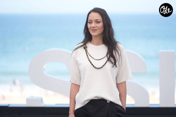 "J'ai l'intime conviction que l'arrivée au pouvoir des extrêmes dans notre pays est impossible. Je pense qu'on est plus ouverts que ça", a-t-elle ajouté.

Marion Cotillard - Photocall du film "7 h 40 ce matin-là" au 74ème Festival du Film de Saint-Sébastien (San Sebastian), le 24 septembre 2026. © Cordon / Bestimage